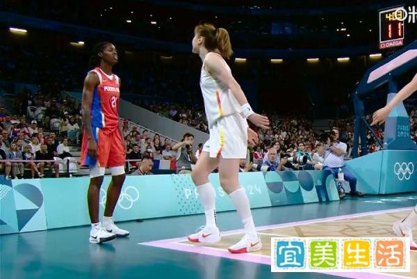 中国女篮：孙梦然冲突，李梦爆发18+7，两人拼到5犯