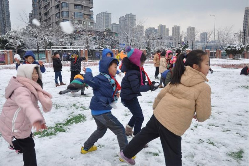 操场上的雪景描写