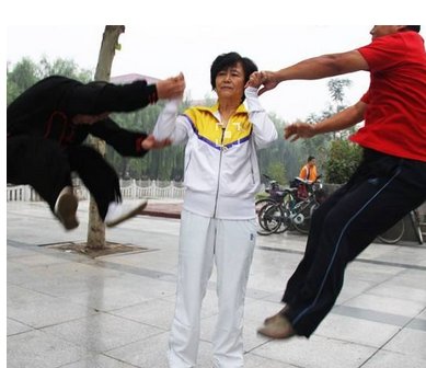 太极高手闫芳隔空术是不是真的?