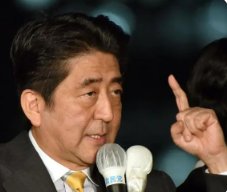 安倍生前与嫌犯同框画面流出：嫌疑人作案前曾有过哪些异常举动？