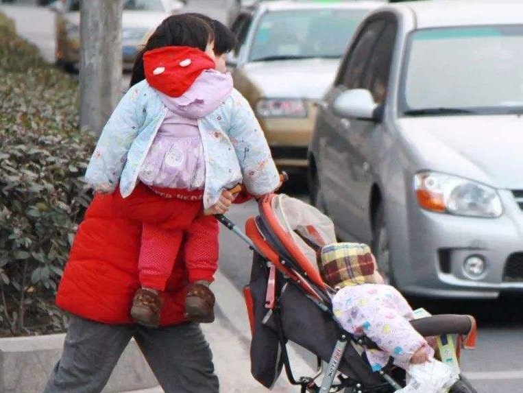 86年女子升级当奶奶，二孩才7岁！这是人生巅峰还是苦难的开始？