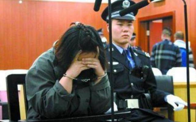 25岁女孩无力偿还网贷，深夜竟勒死自己的亲生母亲