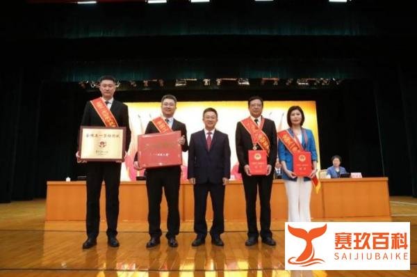 杜锋发博晒奖状照片：篮球是我们的工作 必须全力将它做好
