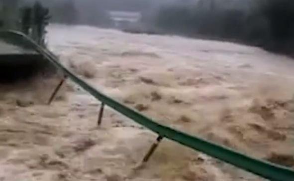 湖北随州暴雨冲塌多间楼房：洪水袭来 妻子遇难前发诀别短信