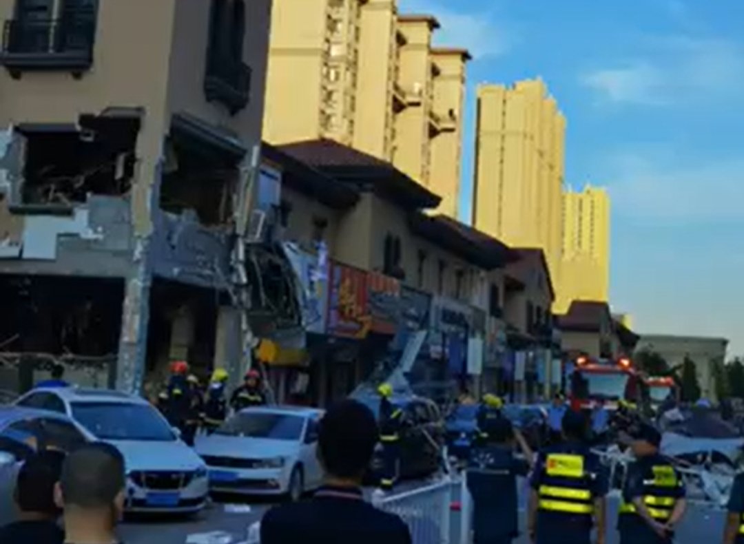 长春一饭店爆炸致多辆汽车被掀翻，引发火灾的主要原因是什么？