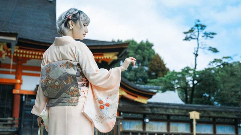 湖南两人穿“和服”餐馆就餐，阿姨劝阻遭怼，在中国该不该穿和服？