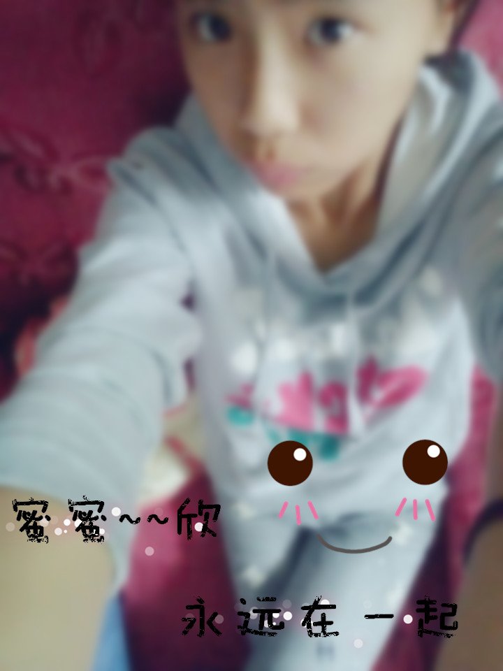 qq姐妹皮肤一左一右带字，第一张是欣第二张是婷，最好还有永远在一起等字样，漂亮点