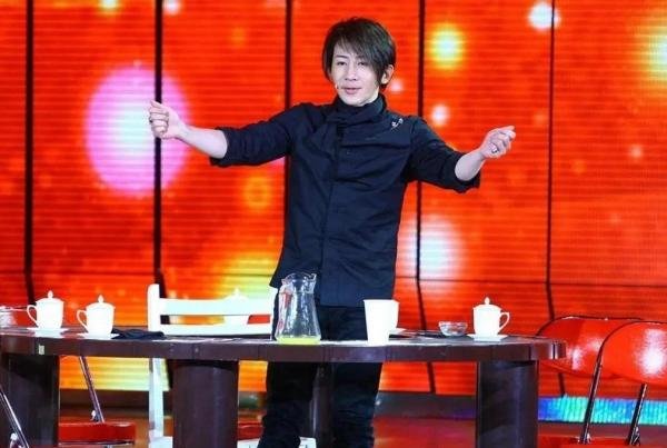 “跪拜天皇”事件,让刘谦口碑跌落谷底,没想到我们误会他了