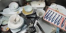 热搜!女子做洗碗工月薪1600引宝妈共鸣,女子为何会选择这份工作?