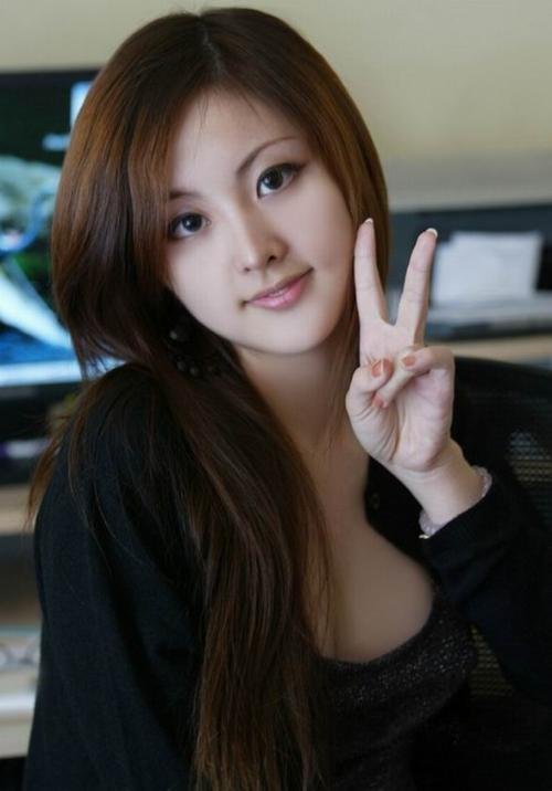 谁能告诉我这个女人是谁？