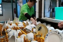 热搜!女子做洗碗工月薪1600引宝妈共鸣,女子为何会选择这份工作?