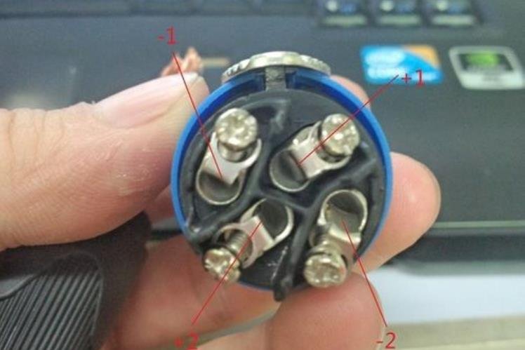 功放音箱4芯欧姆头的接法？