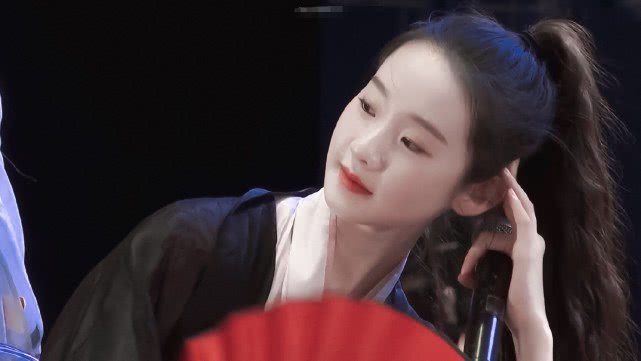 张艺凡上台前腰伤打封闭竟也出道成功?如何看待她的表现?