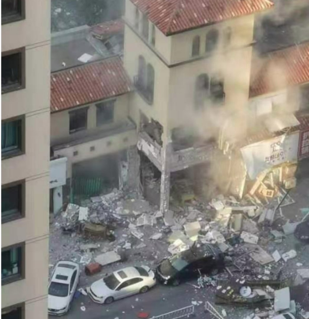 长春一饭店爆炸致多辆汽车被掀翻，引发火灾的主要原因是什么？